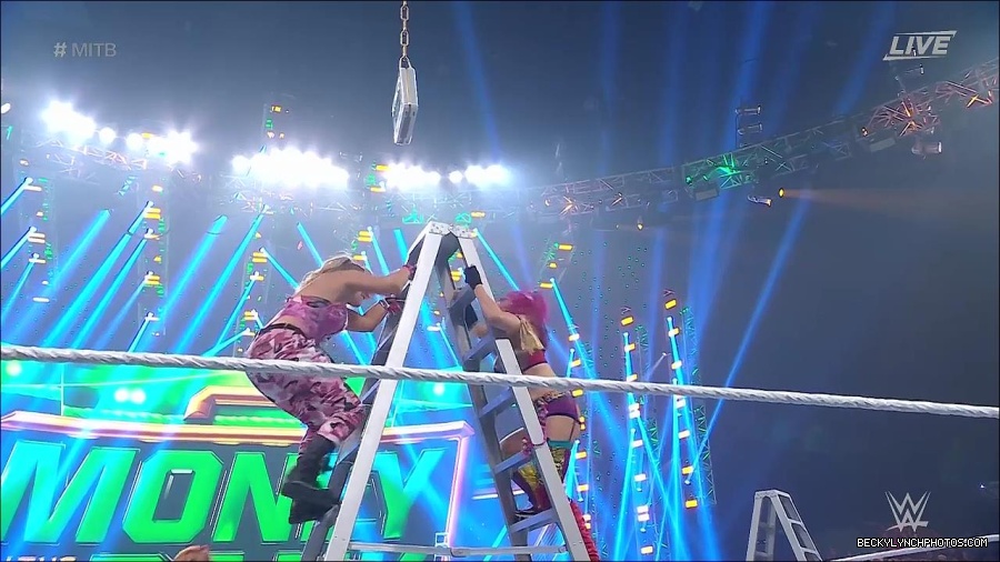 WWE_Money_In_The_Bank_2022_720p_WEB_h264-HEEL_mp4_001086787.jpg