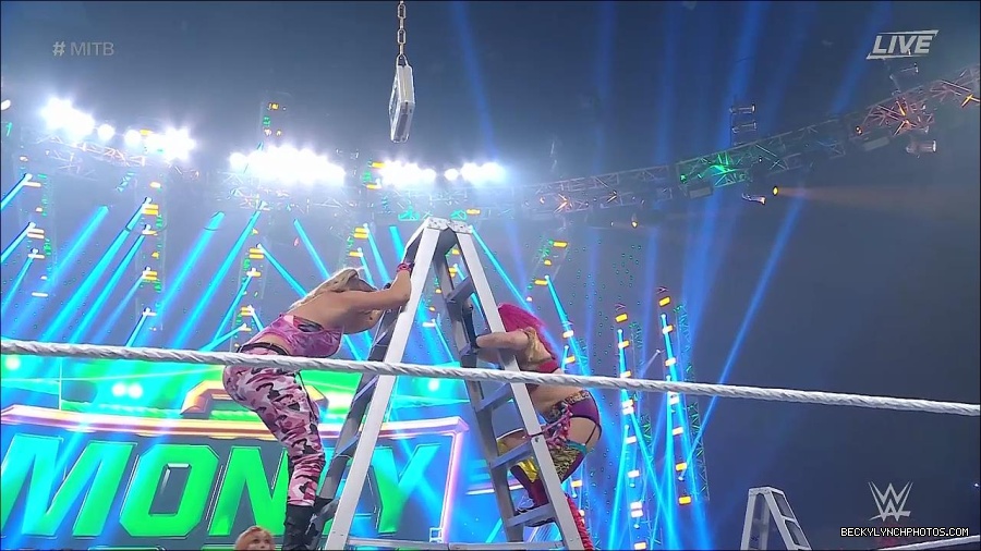 WWE_Money_In_The_Bank_2022_720p_WEB_h264-HEEL_mp4_001087187.jpg