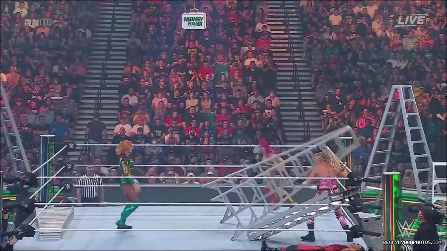 WWE_Money_In_The_Bank_2022_720p_WEB_h264-HEEL_mp4_001092387.jpg