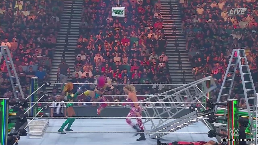WWE_Money_In_The_Bank_2022_720p_WEB_h264-HEEL_mp4_001093587.jpg