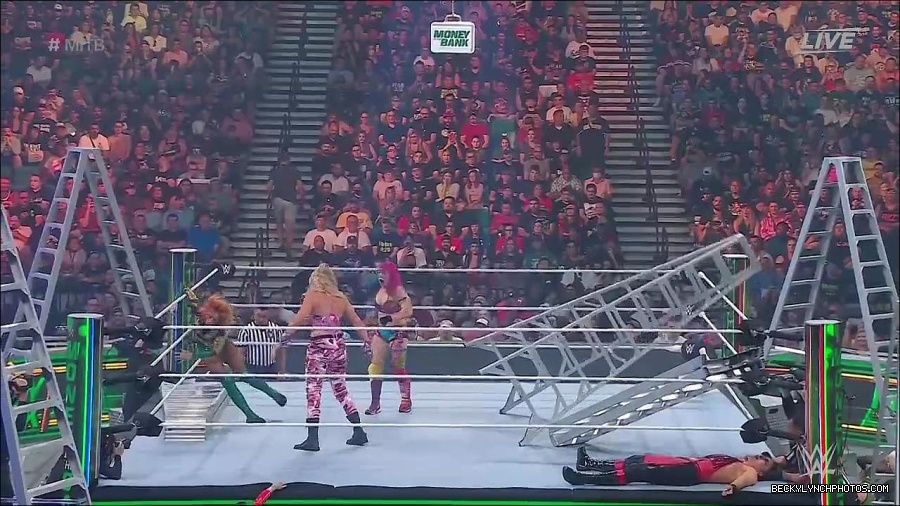 WWE_Money_In_The_Bank_2022_720p_WEB_h264-HEEL_mp4_001095987.jpg