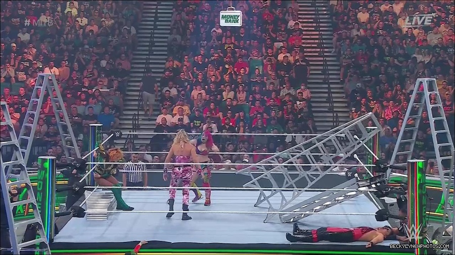 WWE_Money_In_The_Bank_2022_720p_WEB_h264-HEEL_mp4_001096787.jpg