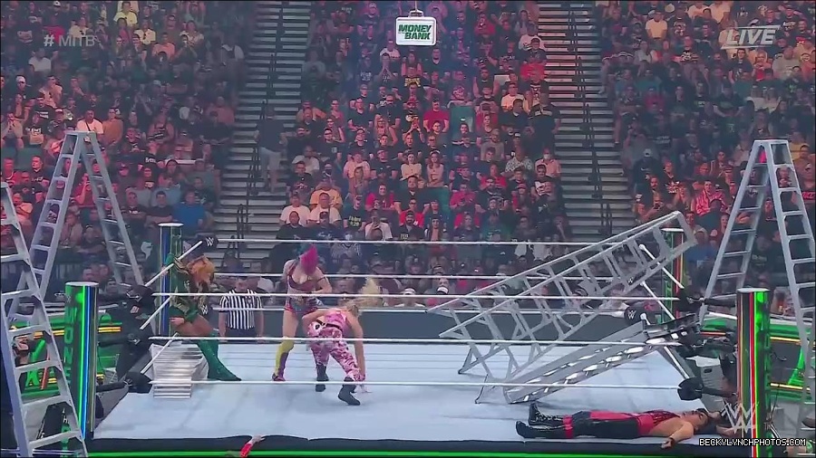 WWE_Money_In_The_Bank_2022_720p_WEB_h264-HEEL_mp4_001097987.jpg