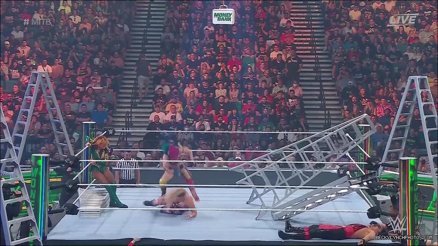 WWE_Money_In_The_Bank_2022_720p_WEB_h264-HEEL_mp4_001098787.jpg