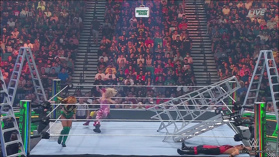 WWE_Money_In_The_Bank_2022_720p_WEB_h264-HEEL_mp4_001103054.jpg