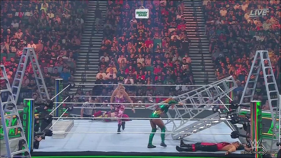 WWE_Money_In_The_Bank_2022_720p_WEB_h264-HEEL_mp4_001106254.jpg