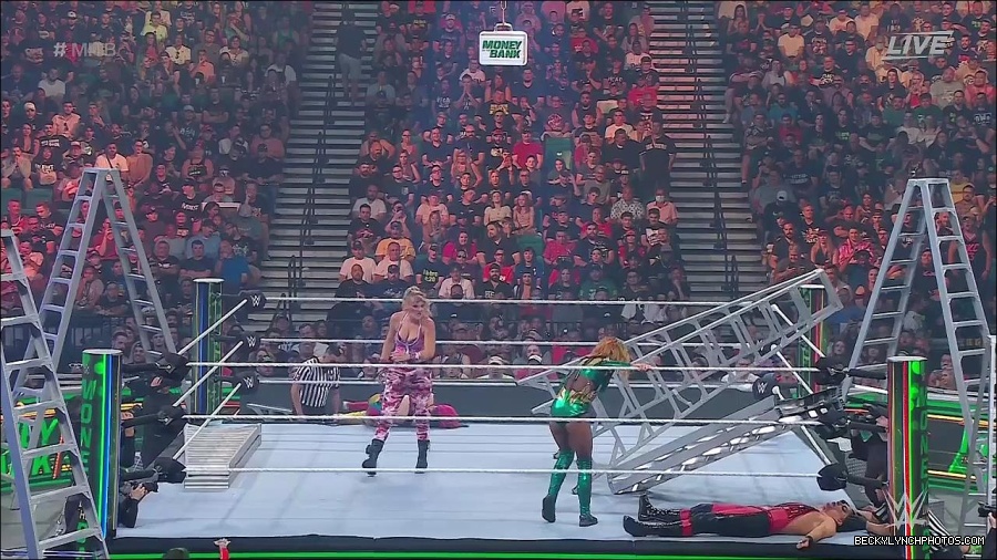 WWE_Money_In_The_Bank_2022_720p_WEB_h264-HEEL_mp4_001106654.jpg