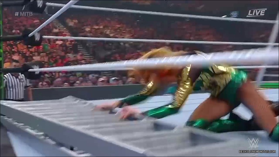 WWE_Money_In_The_Bank_2022_720p_WEB_h264-HEEL_mp4_001108654.jpg