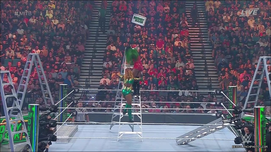 WWE_Money_In_The_Bank_2022_720p_WEB_h264-HEEL_mp4_001307854.jpg