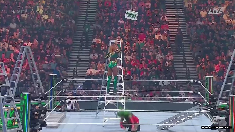 WWE_Money_In_The_Bank_2022_720p_WEB_h264-HEEL_mp4_001317054.jpg