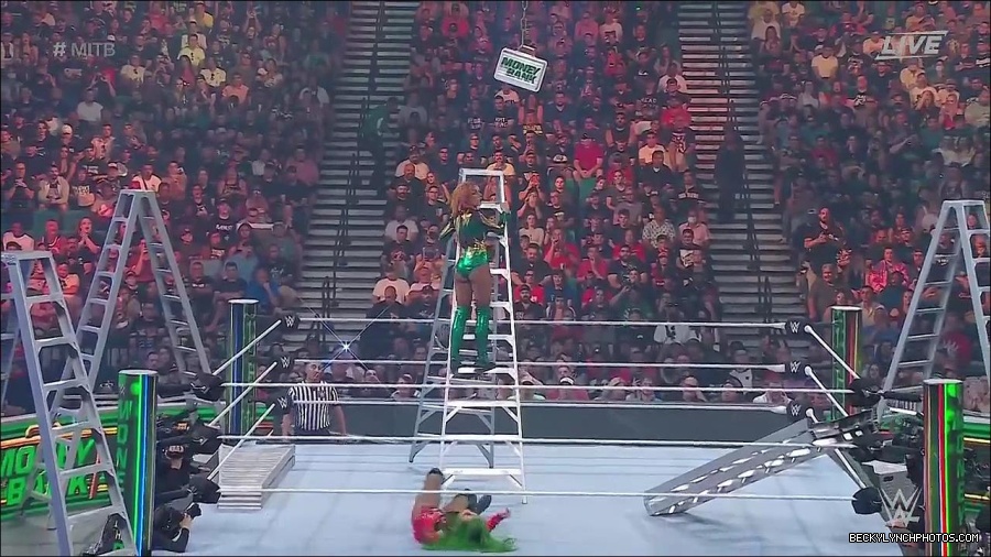 WWE_Money_In_The_Bank_2022_720p_WEB_h264-HEEL_mp4_001317854.jpg