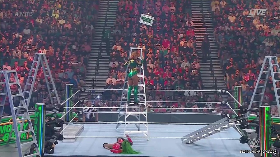 WWE_Money_In_The_Bank_2022_720p_WEB_h264-HEEL_mp4_001318254.jpg