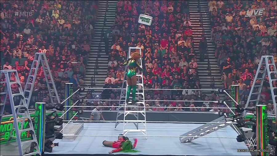 WWE_Money_In_The_Bank_2022_720p_WEB_h264-HEEL_mp4_001318654.jpg