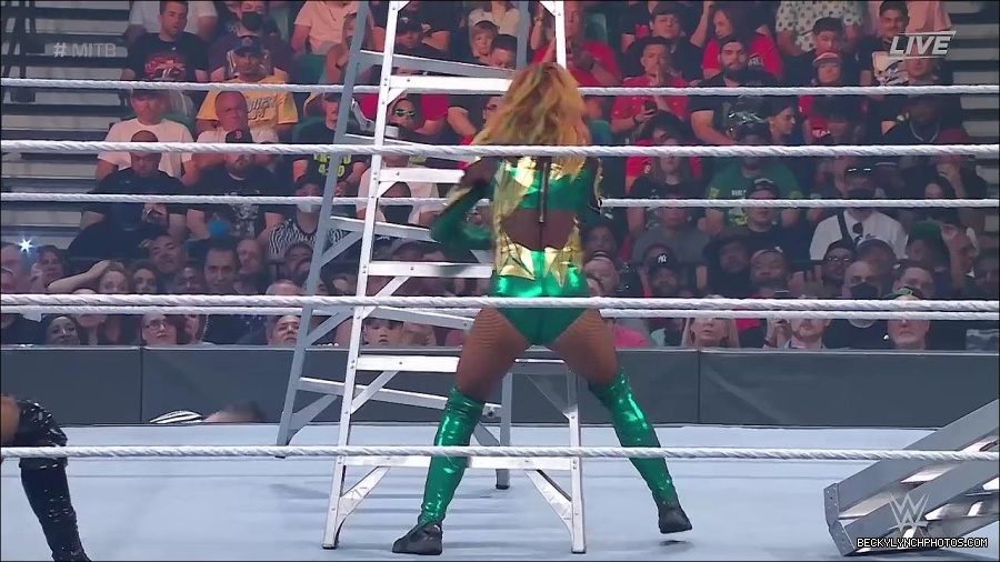 WWE_Money_In_The_Bank_2022_720p_WEB_h264-HEEL_mp4_001322654.jpg