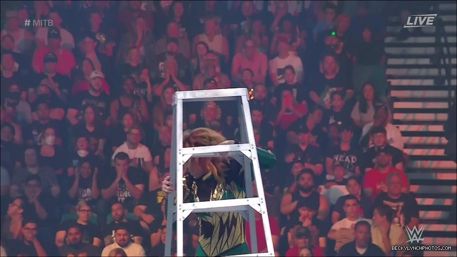 WWE_Money_In_The_Bank_2022_720p_WEB_h264-HEEL_mp4_001331054.jpg