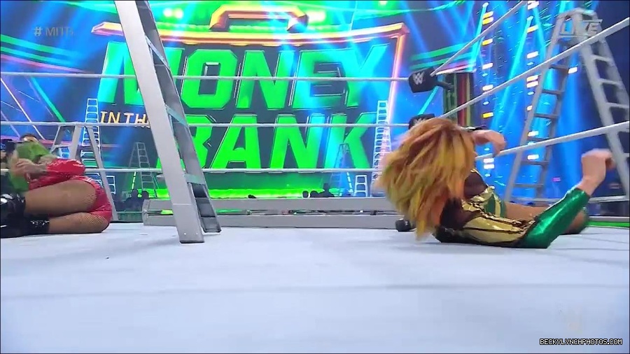 WWE_Money_In_The_Bank_2022_720p_WEB_h264-HEEL_mp4_001368254.jpg