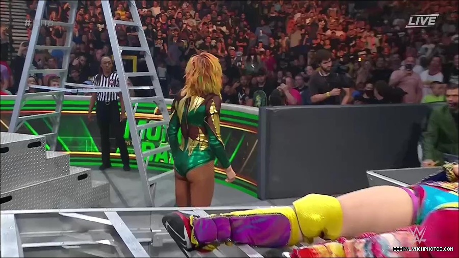 WWE_Money_In_The_Bank_2022_720p_WEB_h264-HEEL_mp4_001510587.jpg
