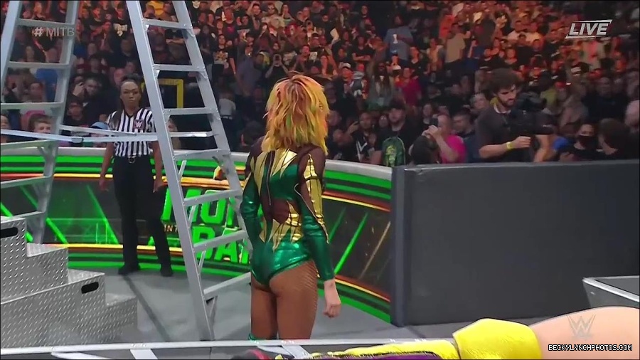 WWE_Money_In_The_Bank_2022_720p_WEB_h264-HEEL_mp4_001510987.jpg