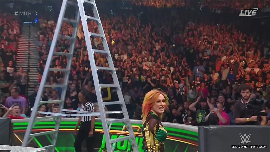 WWE_Money_In_The_Bank_2022_720p_WEB_h264-HEEL_mp4_001512187.jpg