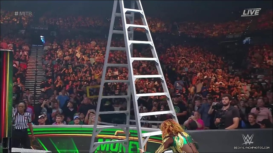 WWE_Money_In_The_Bank_2022_720p_WEB_h264-HEEL_mp4_001519387.jpg