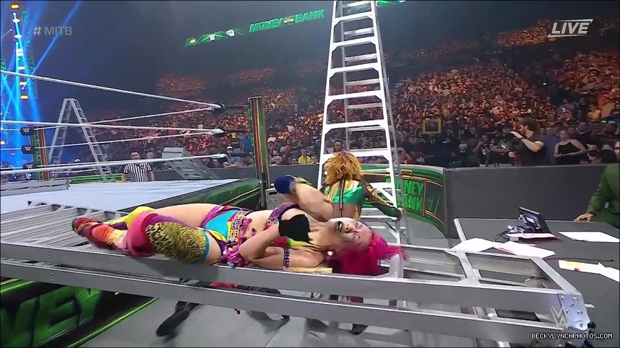 WWE_Money_In_The_Bank_2022_720p_WEB_h264-HEEL_mp4_001520987.jpg