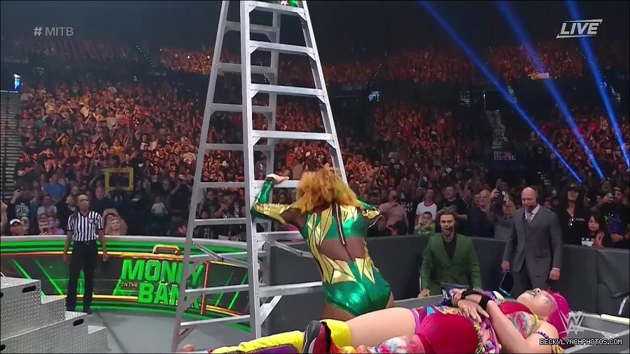 WWE_Money_In_The_Bank_2022_720p_WEB_h264-HEEL_mp4_001524987.jpg