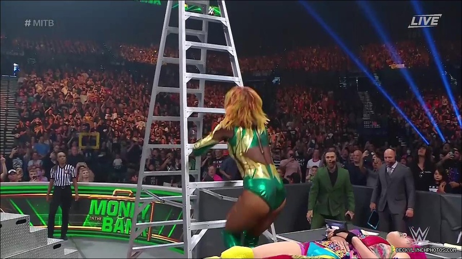 WWE_Money_In_The_Bank_2022_720p_WEB_h264-HEEL_mp4_001525387.jpg