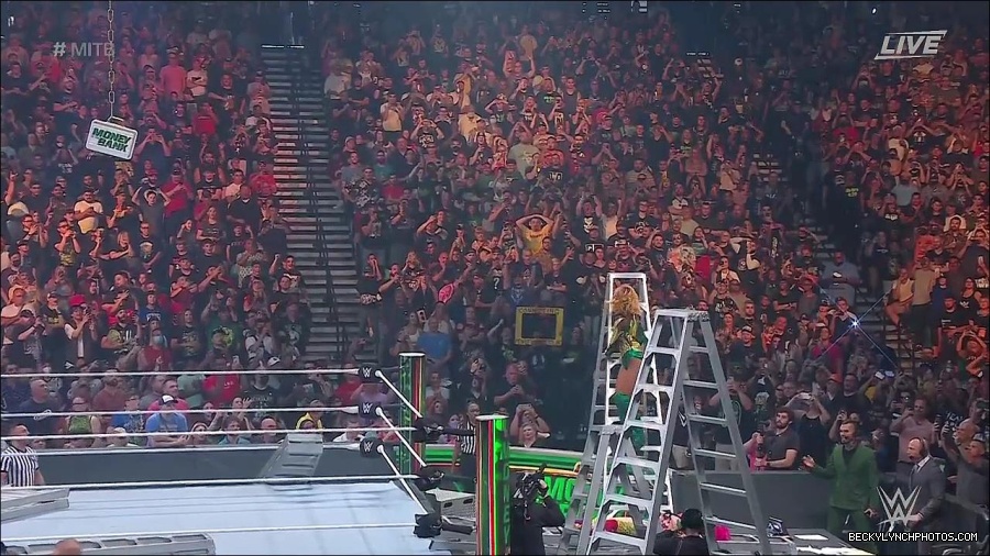 WWE_Money_In_The_Bank_2022_720p_WEB_h264-HEEL_mp4_001528187.jpg