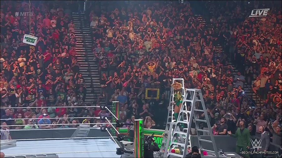WWE_Money_In_The_Bank_2022_720p_WEB_h264-HEEL_mp4_001528587.jpg