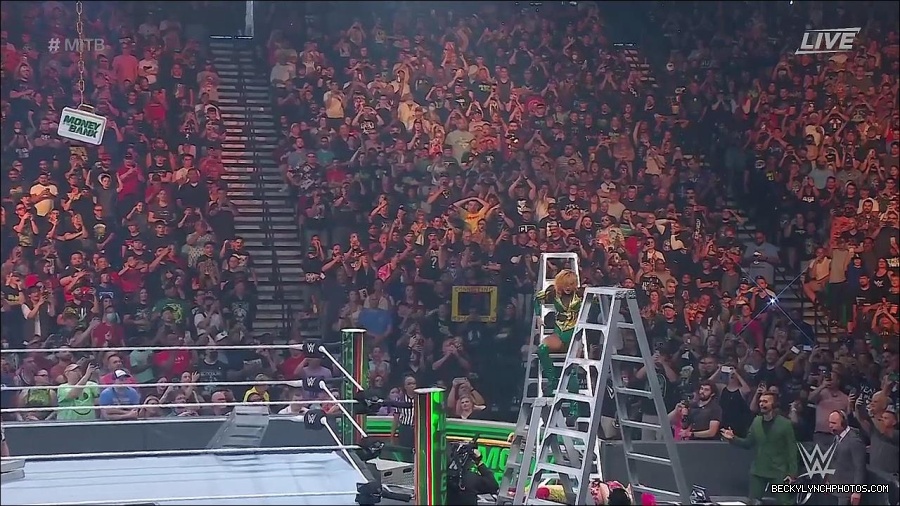 WWE_Money_In_The_Bank_2022_720p_WEB_h264-HEEL_mp4_001529387.jpg