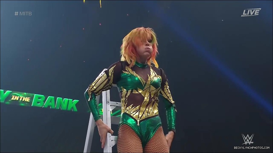 WWE_Money_In_The_Bank_2022_720p_WEB_h264-HEEL_mp4_001530987.jpg