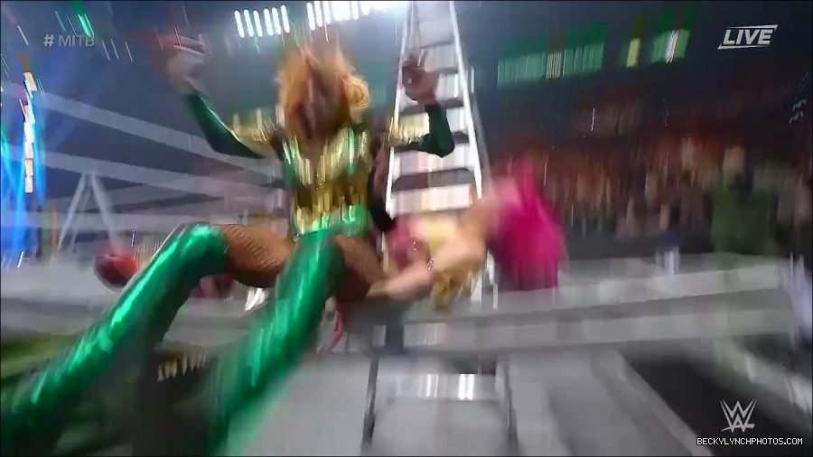 WWE_Money_In_The_Bank_2022_720p_WEB_h264-HEEL_mp4_001533387.jpg