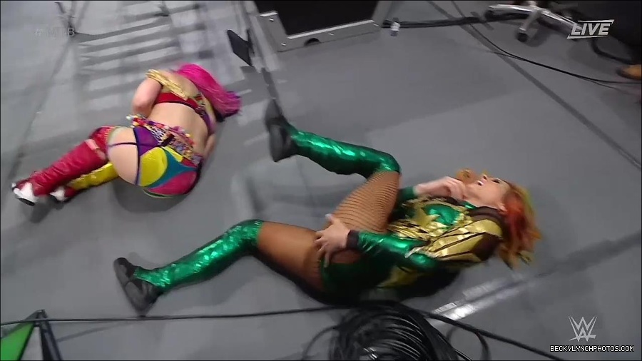 WWE_Money_In_The_Bank_2022_720p_WEB_h264-HEEL_mp4_001536987.jpg