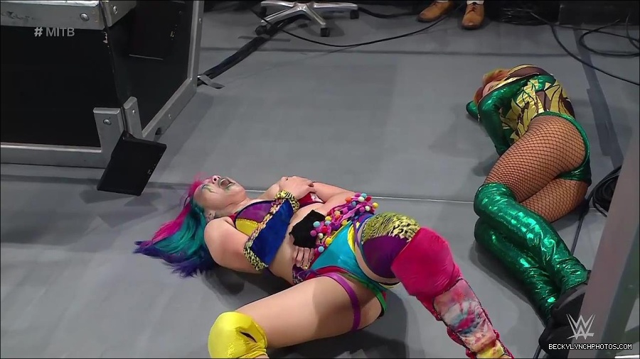 WWE_Money_In_The_Bank_2022_720p_WEB_h264-HEEL_mp4_001555387.jpg