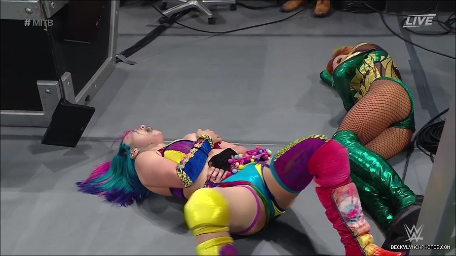 WWE_Money_In_The_Bank_2022_720p_WEB_h264-HEEL_mp4_001556987.jpg