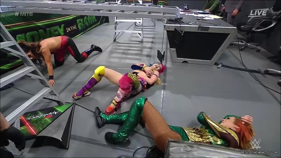 WWE_Money_In_The_Bank_2022_720p_WEB_h264-HEEL_mp4_001572987.jpg