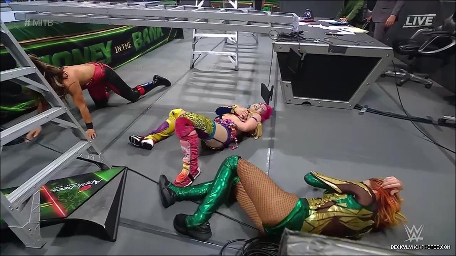 WWE_Money_In_The_Bank_2022_720p_WEB_h264-HEEL_mp4_001573387.jpg