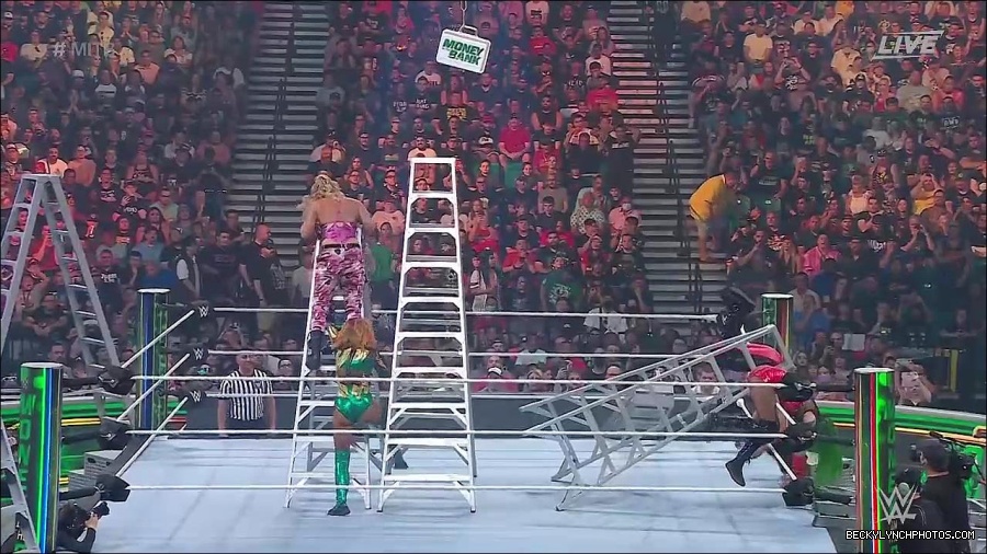 WWE_Money_In_The_Bank_2022_720p_WEB_h264-HEEL_mp4_001637787.jpg