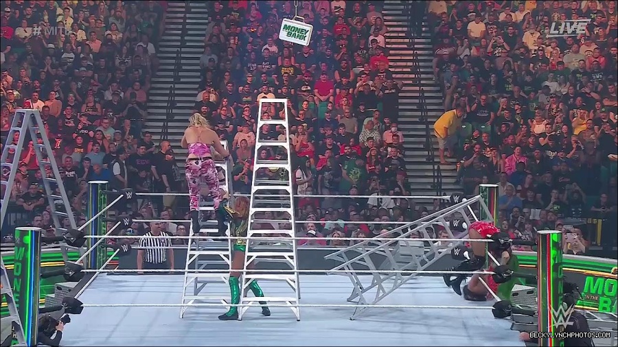 WWE_Money_In_The_Bank_2022_720p_WEB_h264-HEEL_mp4_001638587.jpg