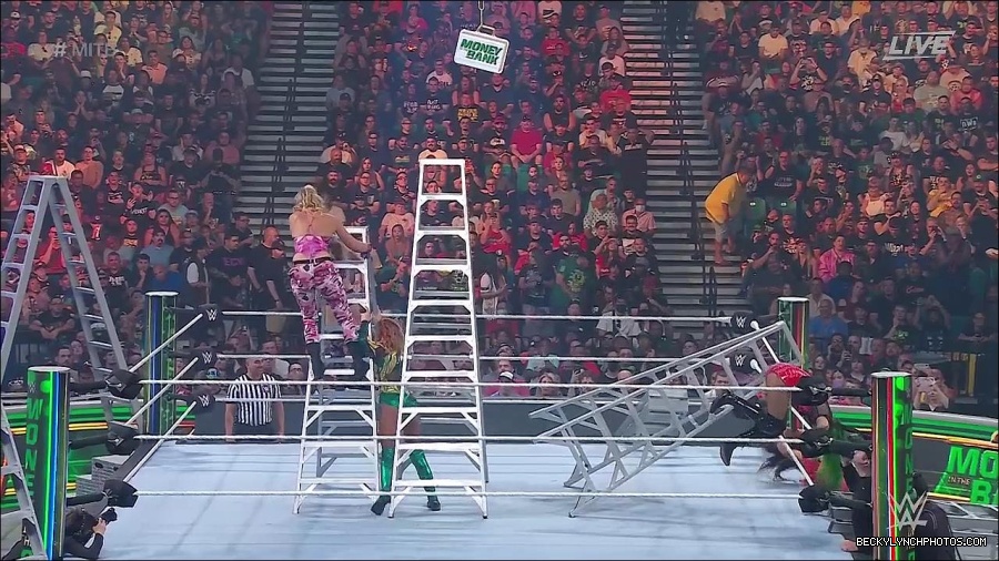 WWE_Money_In_The_Bank_2022_720p_WEB_h264-HEEL_mp4_001638987.jpg