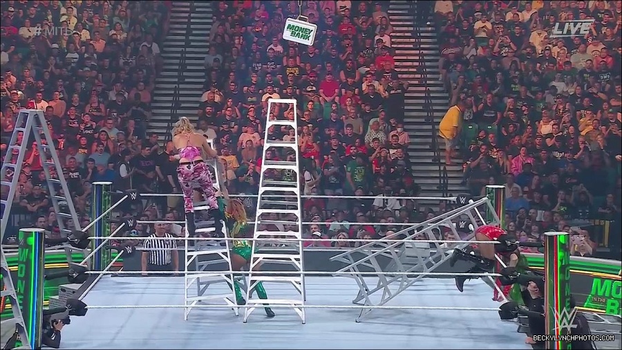 WWE_Money_In_The_Bank_2022_720p_WEB_h264-HEEL_mp4_001639387.jpg