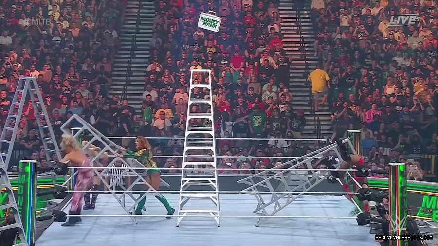 WWE_Money_In_The_Bank_2022_720p_WEB_h264-HEEL_mp4_001640587.jpg