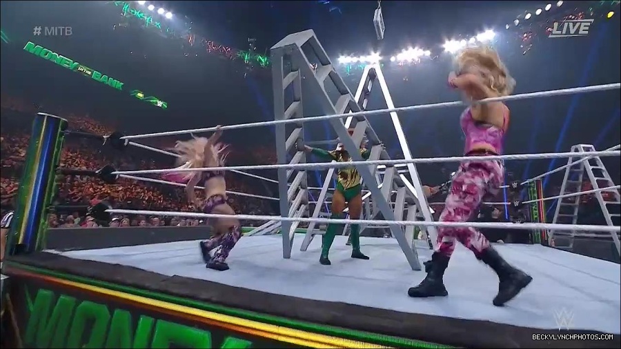 WWE_Money_In_The_Bank_2022_720p_WEB_h264-HEEL_mp4_001640987.jpg