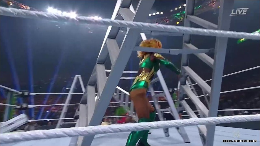 WWE_Money_In_The_Bank_2022_720p_WEB_h264-HEEL_mp4_001642987.jpg