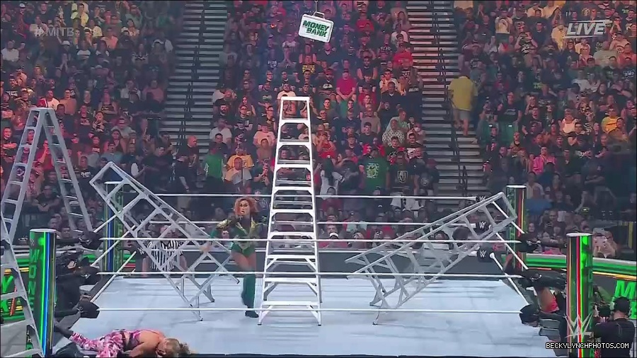 WWE_Money_In_The_Bank_2022_720p_WEB_h264-HEEL_mp4_001643387.jpg
