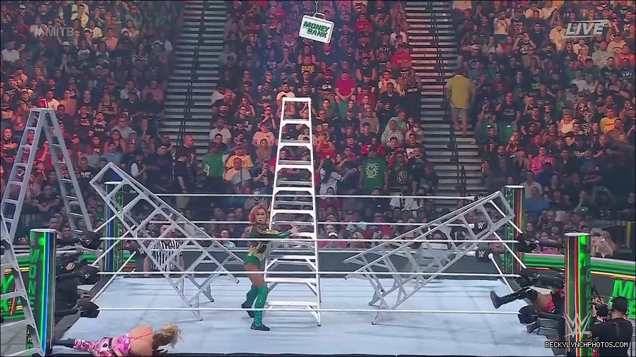 WWE_Money_In_The_Bank_2022_720p_WEB_h264-HEEL_mp4_001643787.jpg