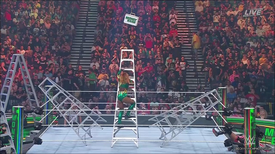 WWE_Money_In_The_Bank_2022_720p_WEB_h264-HEEL_mp4_001646587.jpg