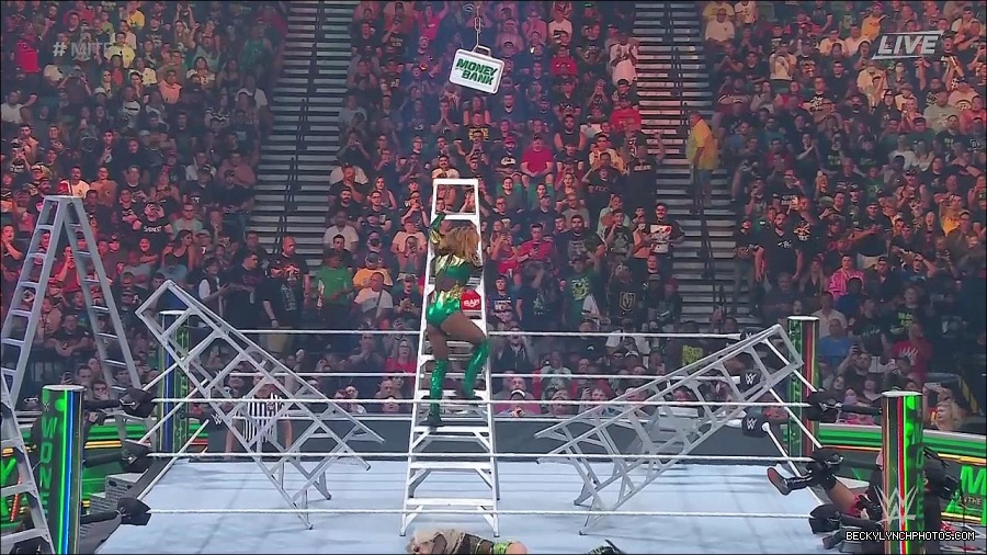 WWE_Money_In_The_Bank_2022_720p_WEB_h264-HEEL_mp4_001647387.jpg