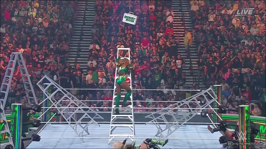 WWE_Money_In_The_Bank_2022_720p_WEB_h264-HEEL_mp4_001647787.jpg