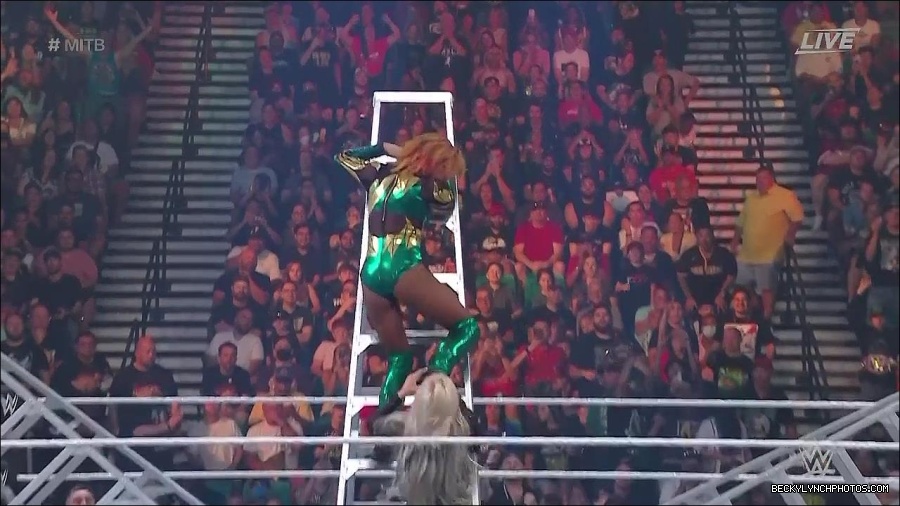 WWE_Money_In_The_Bank_2022_720p_WEB_h264-HEEL_mp4_001649387.jpg